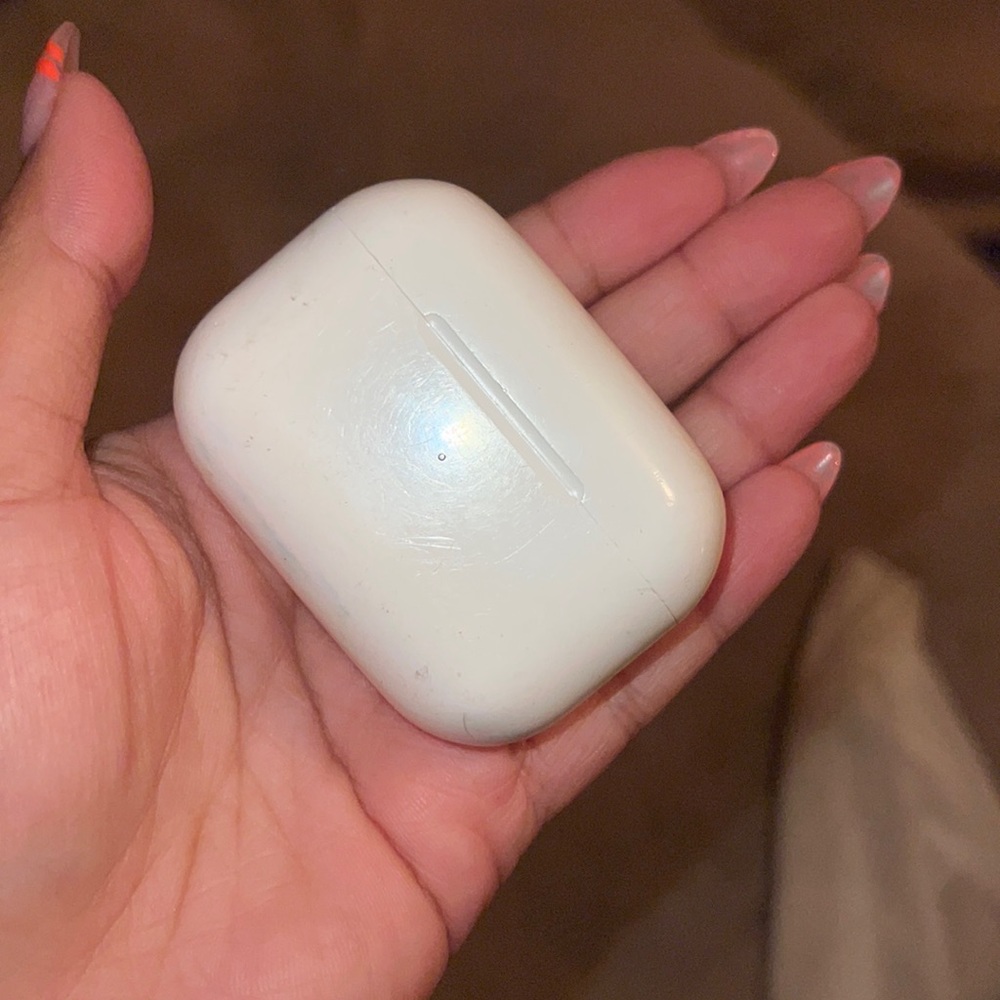AirPods Pro charging case